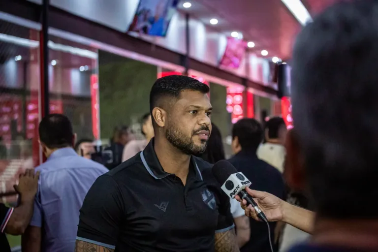 Na liderança da Série B, Vila Nova ganha elogios de Romário: “A torcida tem carregado a gente”