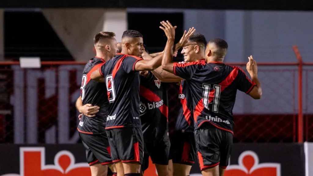 Atlético-GO e Ceará se enfrentam em posições distantes na 27ª rodada da Série B