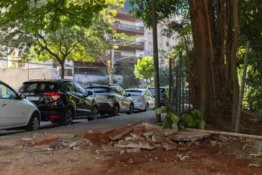 Pedestres relatam transtornos com obra da nova sede do TCM-GO em antigo prédio da Assembleia Legislativa