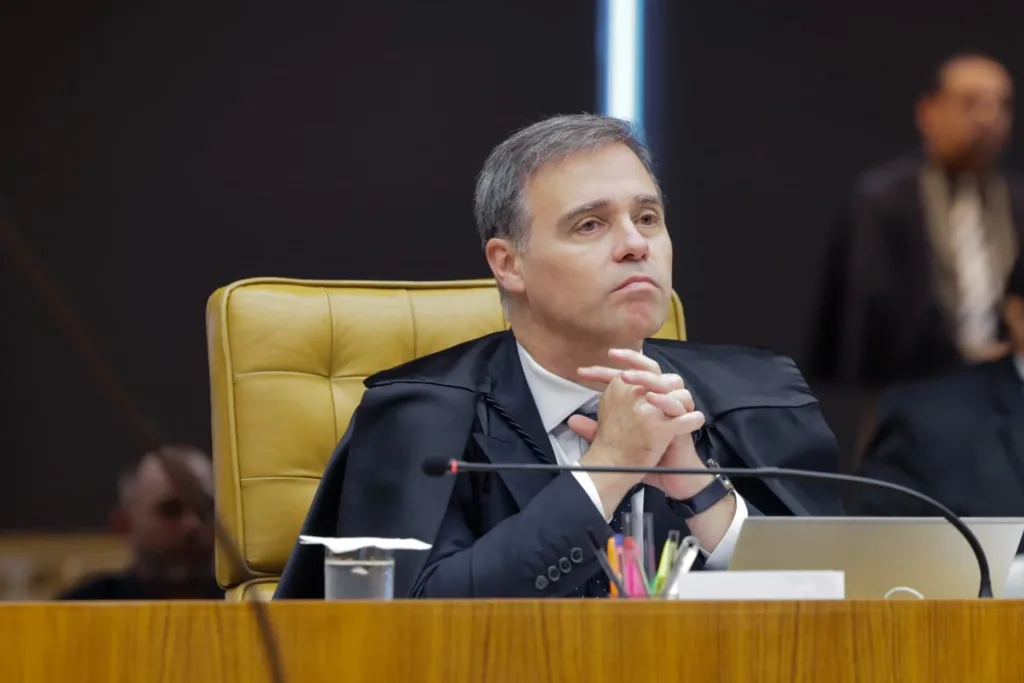 Mendonça afasta diretor-geral da PF e chefe da Inteligência da corporação