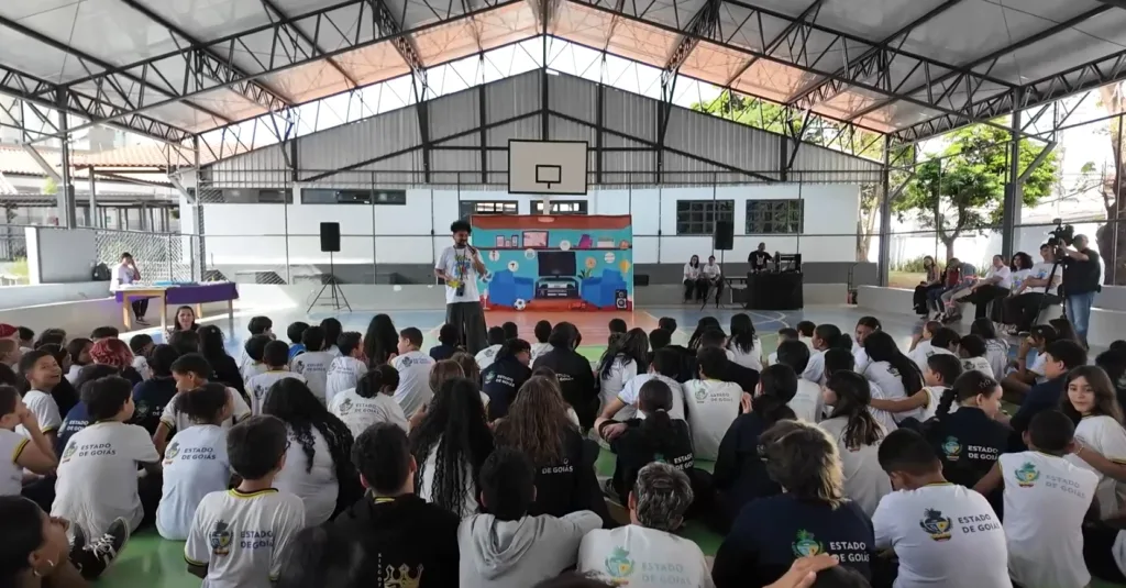 Na escola, brincadeira vira aprendizado sobre pipas e segurança elétrica