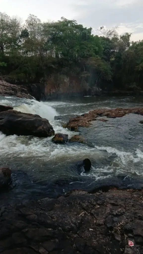 Jovem desaparece no Rio Claro, em Jataí, após escorregar em pedras e bater a cabeça